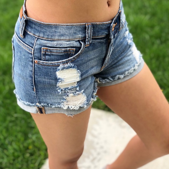 Raw cuffed Hem Distressed jean shorts - Picture 2 of 5